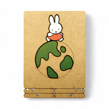 Afbeelding in Gallery-weergave laden, Miffy on the Globe Pop-up Art