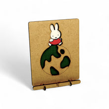 Afbeelding in Gallery-weergave laden, Miffy on the Globe Pop-up Art